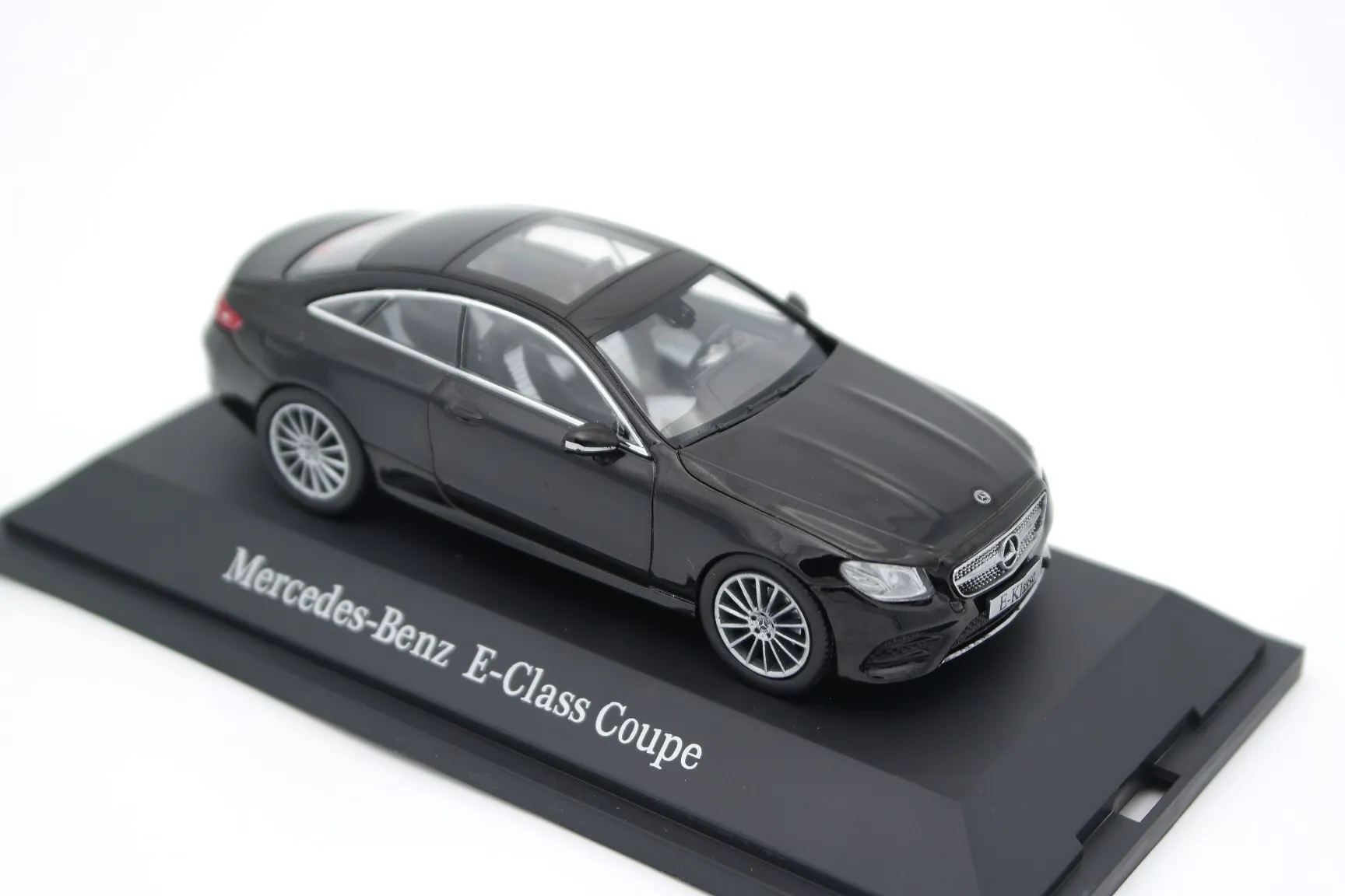 /img/45425-mercedes-e-klasse-diecast-shop.webp