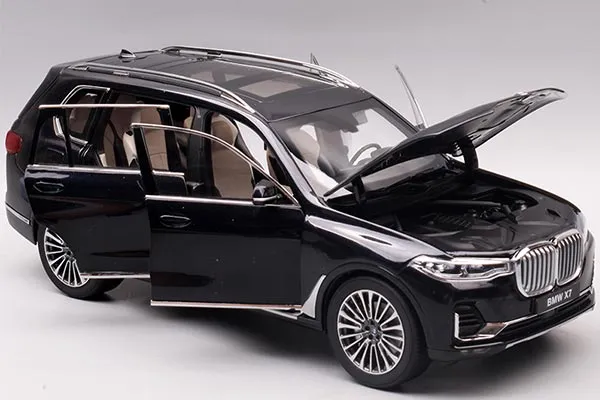 /img/45428-diecast-bmw-7-series-closeup.webp