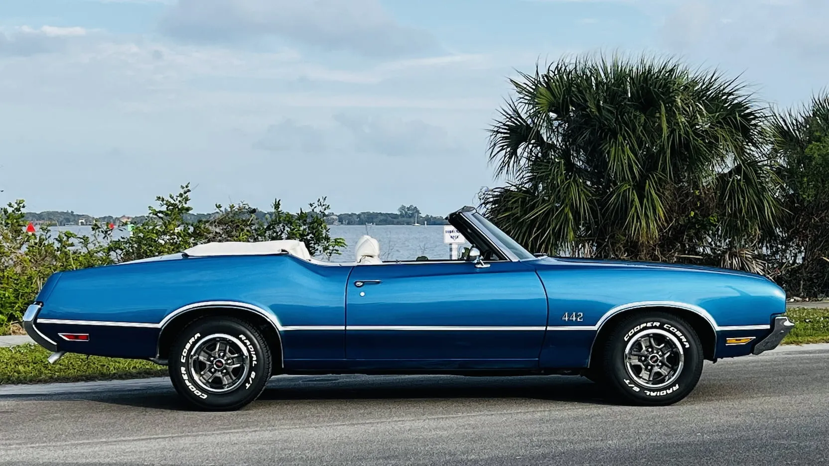 45442 1972 cutlass supreme diecast display