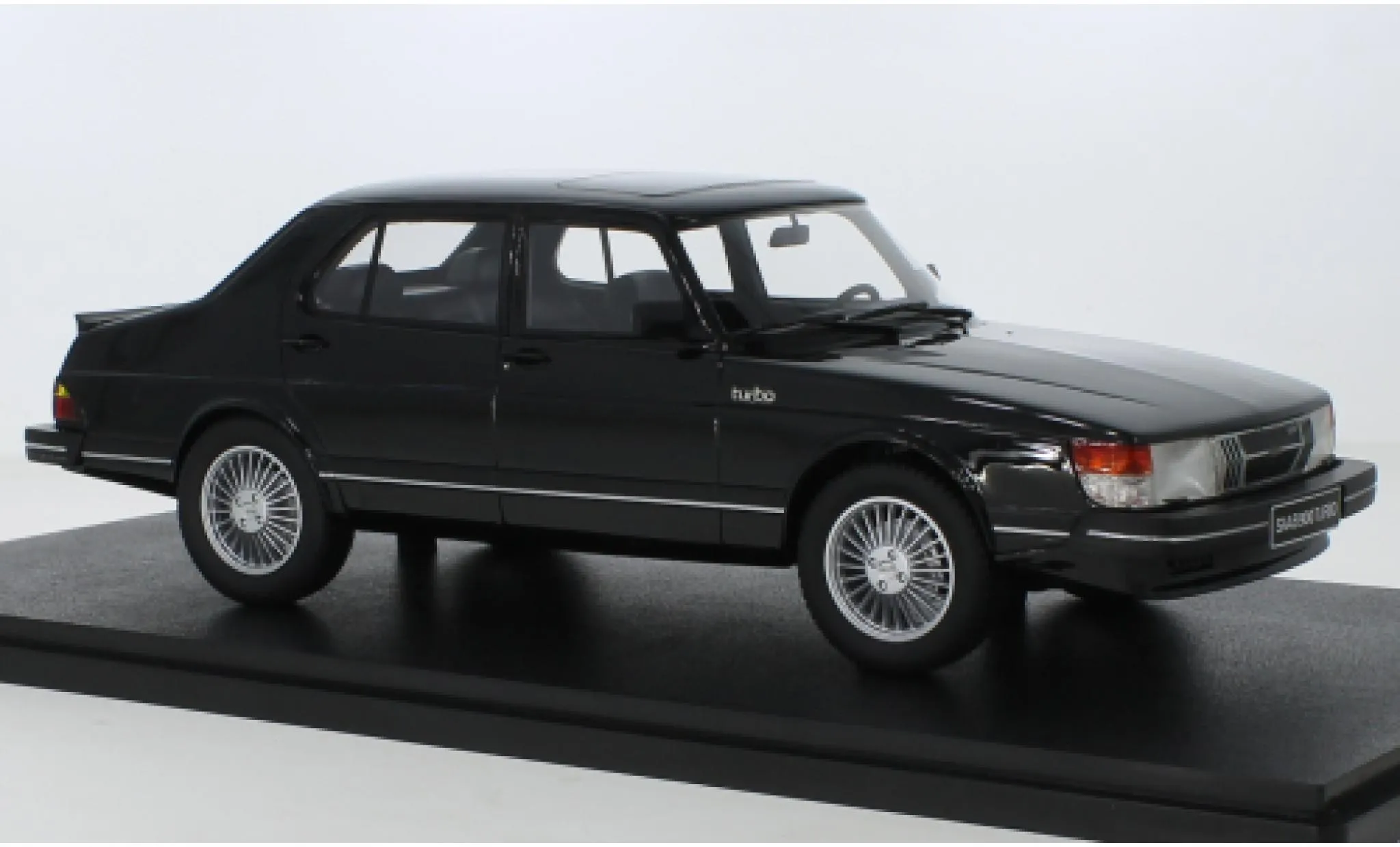 45443 saab 900 diecast model 5