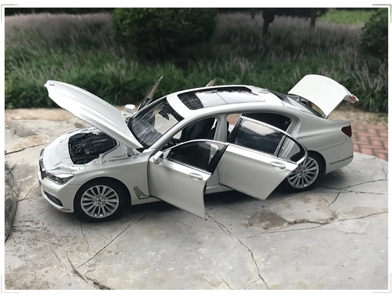 45468 bmw 740i diecast model buying