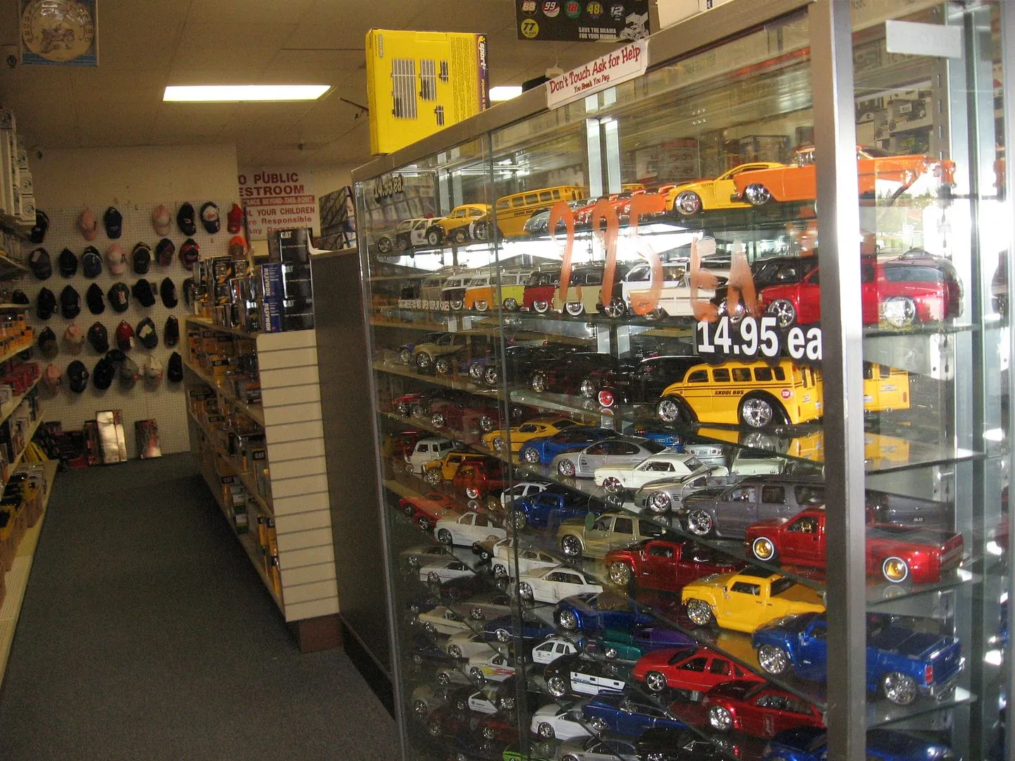 /img/45473-diecast-car-display.webp