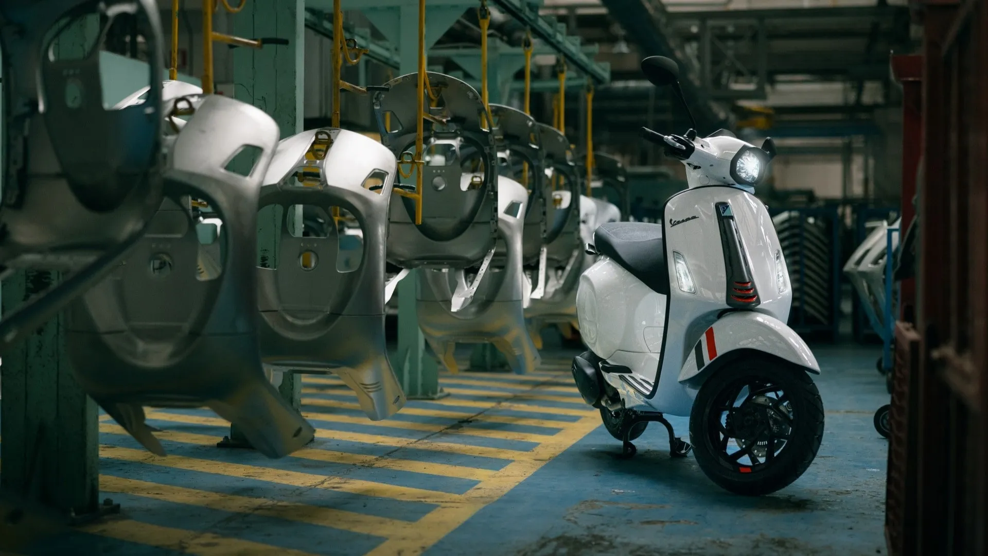 45491 diecast vespa sprint feature2