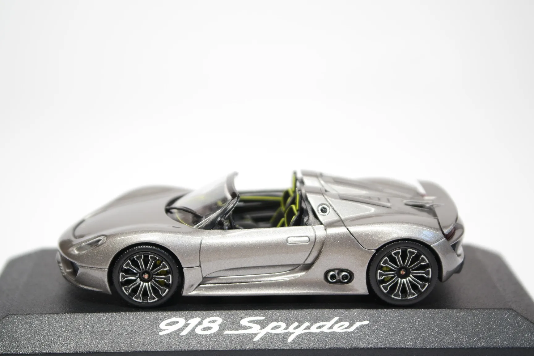 45492 porsche 918 spyder diecast materials