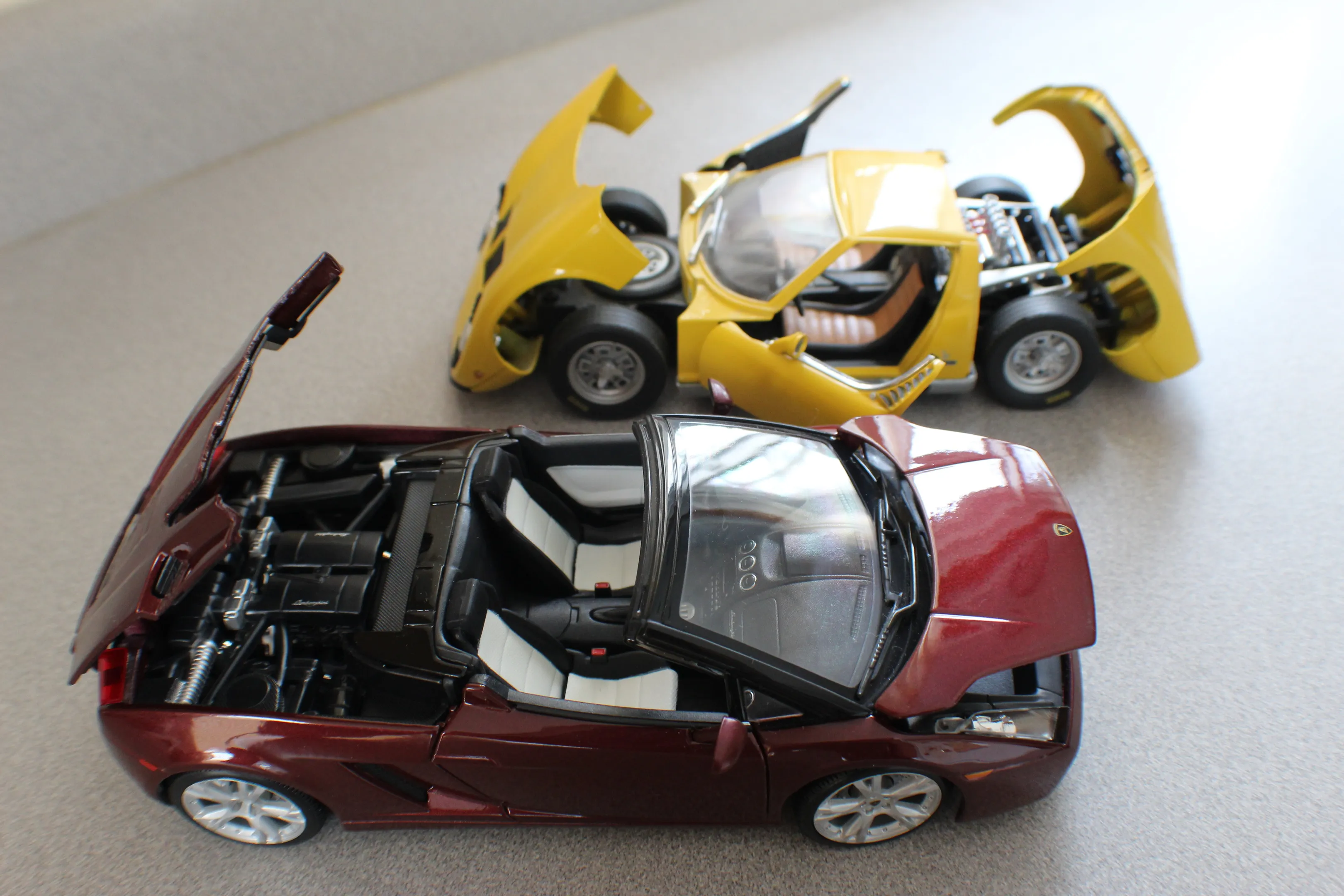 /img/45510-diecast-car-display.webp