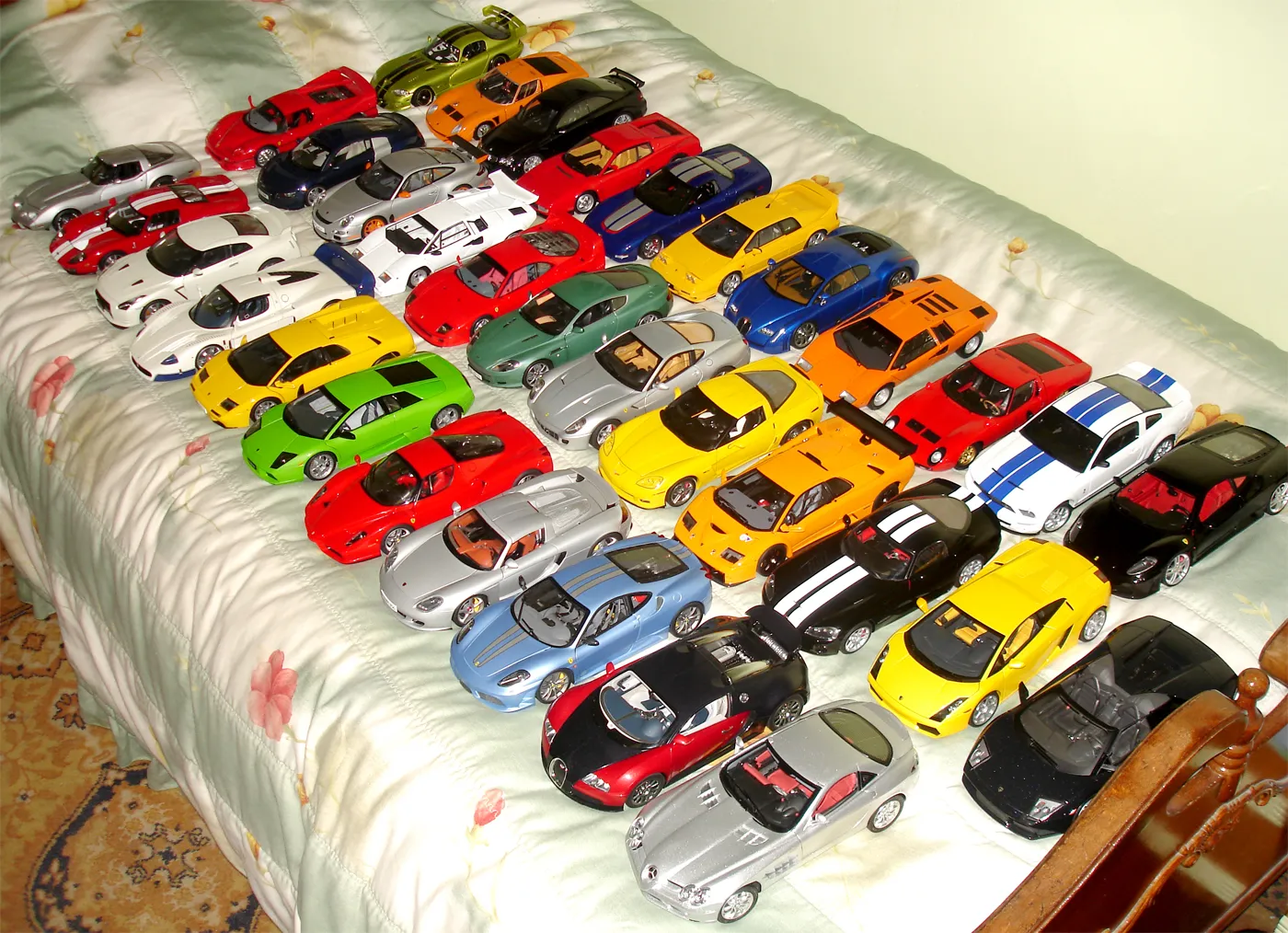 /img/45522-2013-diecast-car-display.webp