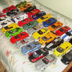 /img/45522-2013-diecast-car-display.webp