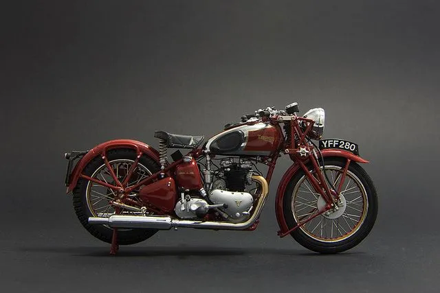 45551 triumph thruxton diecast