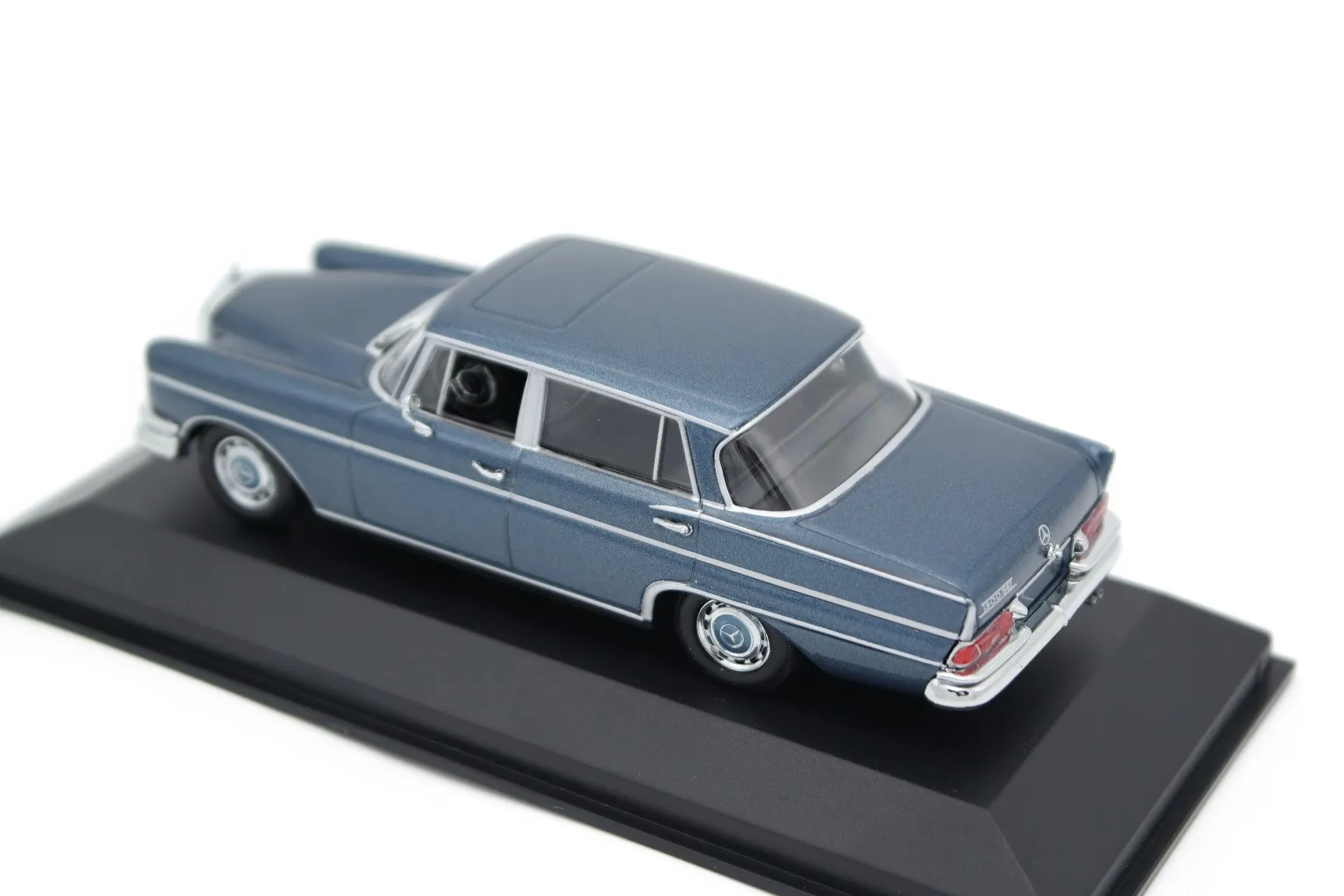 45581 diecast mercedes 300se model1