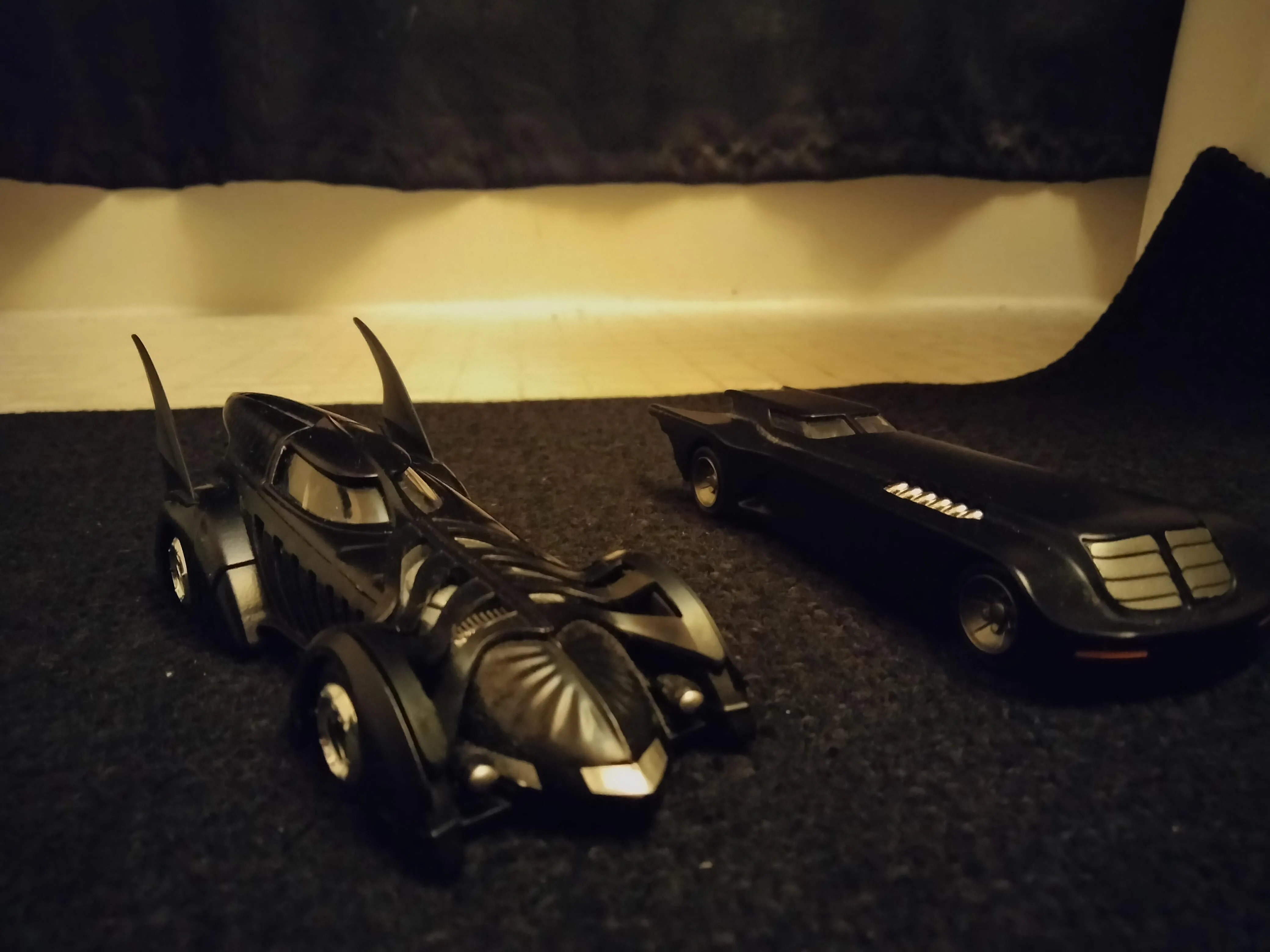 /img/45631-batmobile-diecast-display.webp