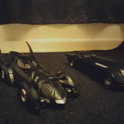 /img/45631-batmobile-diecast-display.webp