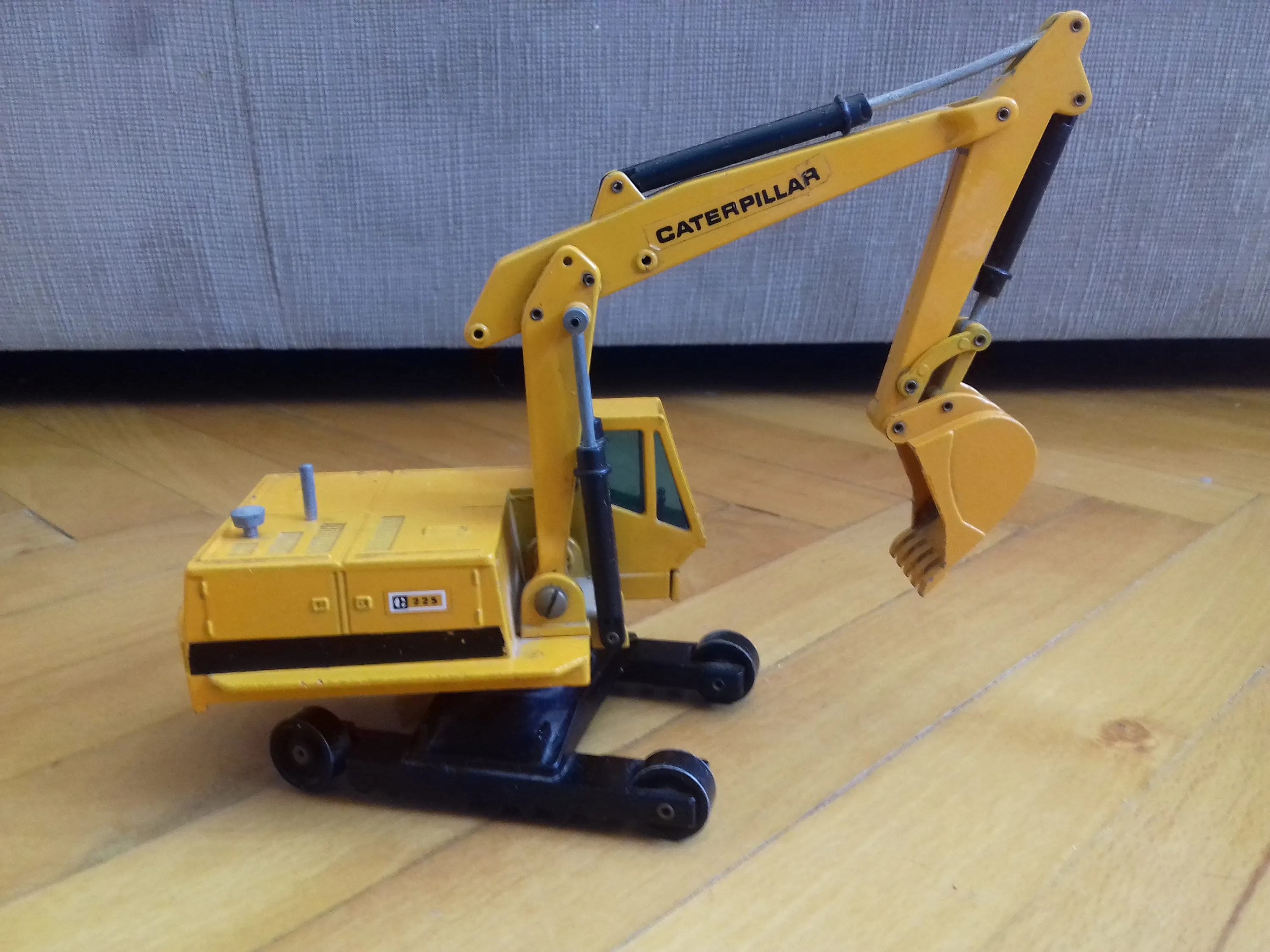 45679 diecast excavator auction